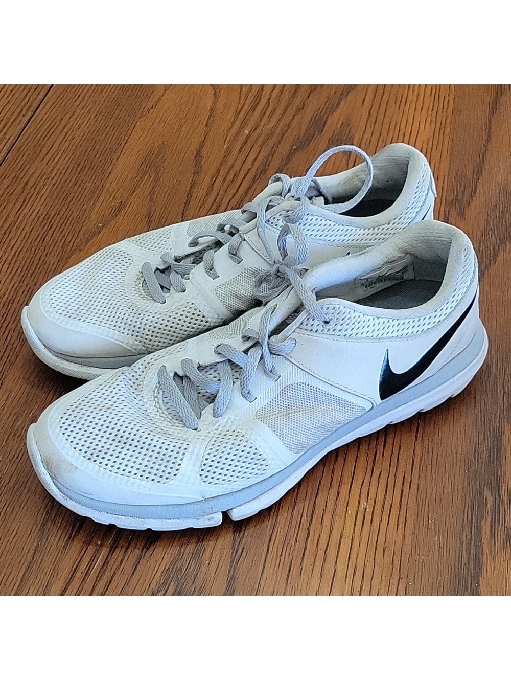 Nike Women's Lightweight Tennis Shoes Black and White Size 8